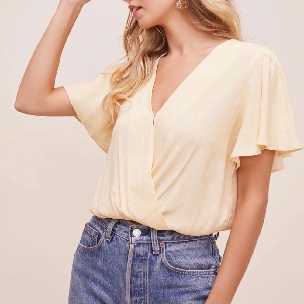 EUC Astr The Label Flutter Sleeve Surplice Floral Top Yellow Ditsy